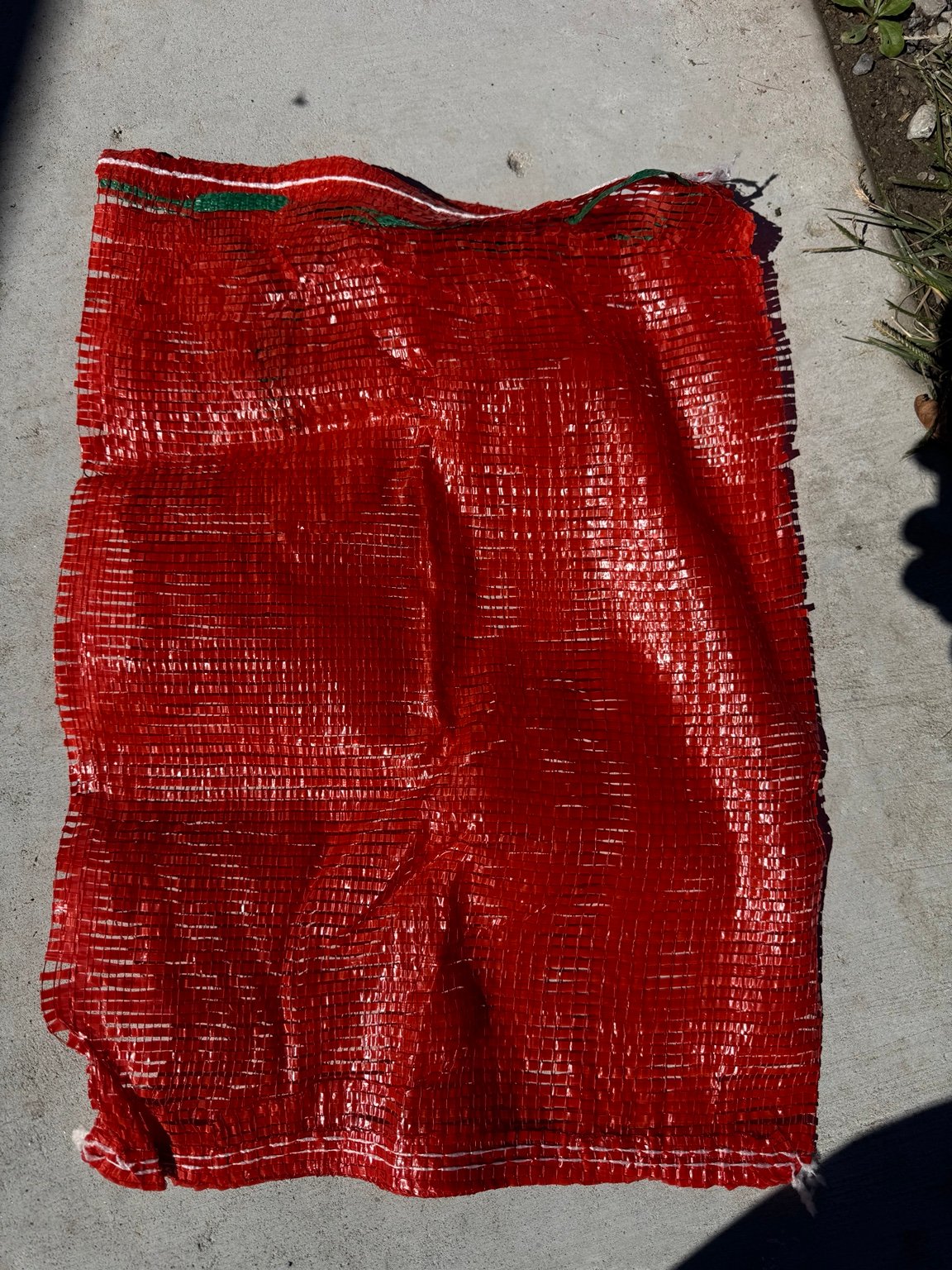 Mom Size red mesh apple bag, 14 by 20 inches, 20 pound capacity
